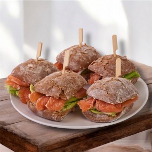 Ржаной бургер с лососем и огурцом