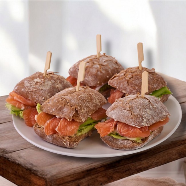 Ржаной бургер с лососем и огурцом