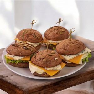 Мини-бургер с сырами и зеленью