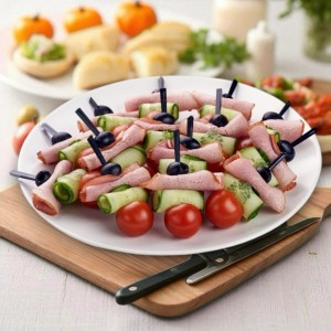 Канапе з рулетиком із буженини та свіжого огірка