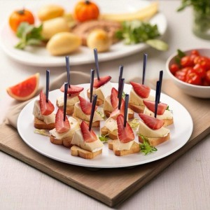 Канапе с сыром камамбер и клубникой