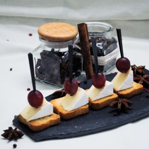 Канапе с сыром бри на крутоне