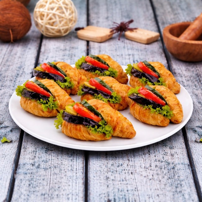 Мини-круассаны с овощами гриль