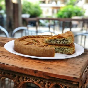 Ароматный слоеный пирог с курицей и шпинатом