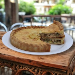 Ароматний листковий пиріг з лососем та овочами