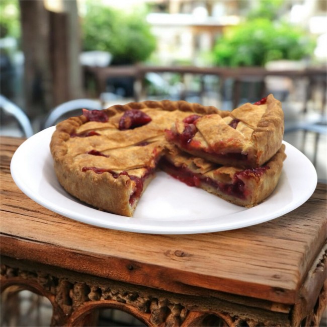 Ароматный слоеный пирог с малиной и яблоком