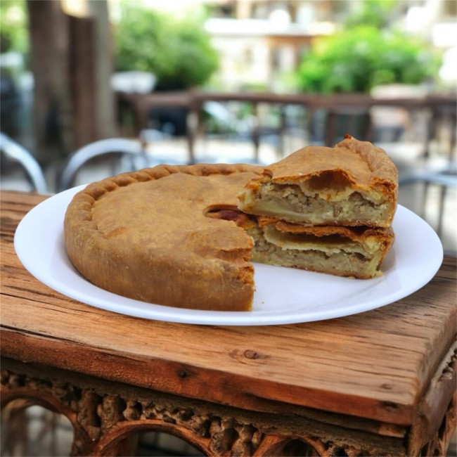 Ароматный слоеный пирог с мясом и картофелем