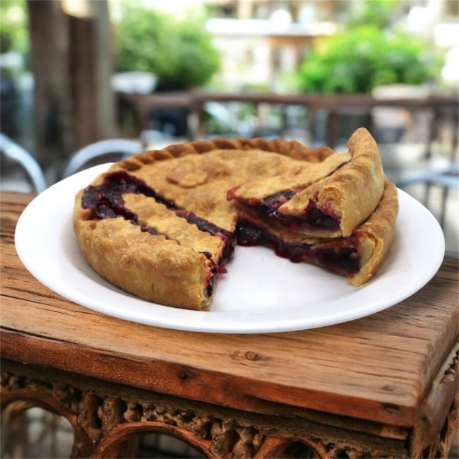 Ароматный слоеный пирог со смородиной и яблоком