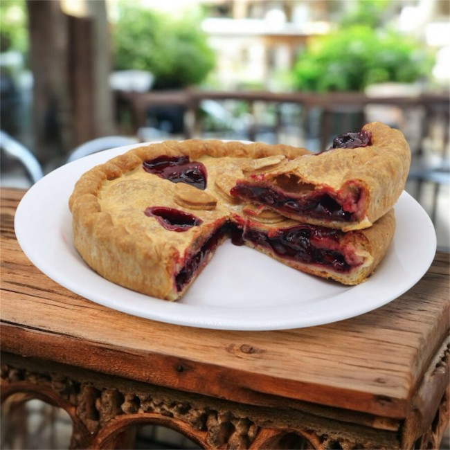 Ароматный слоеный пирог с вишней