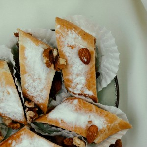 Классический штрудель с яблоком и грецким орехом